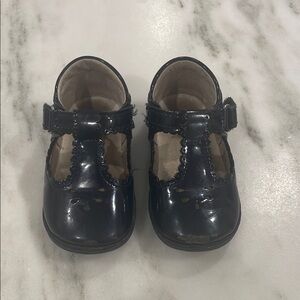 Angel shoes - Baby Dottie Scalloped T-Strap Patent Mary Jane, Navy size 4